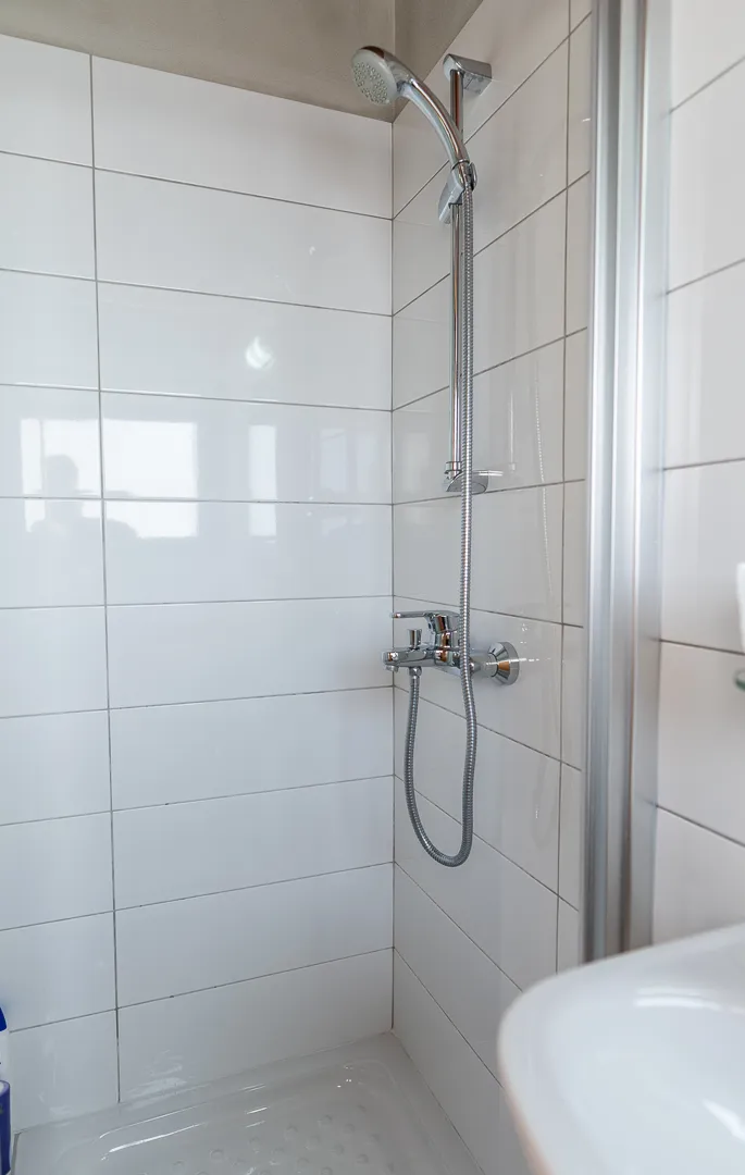 Upstairs en-suite shower