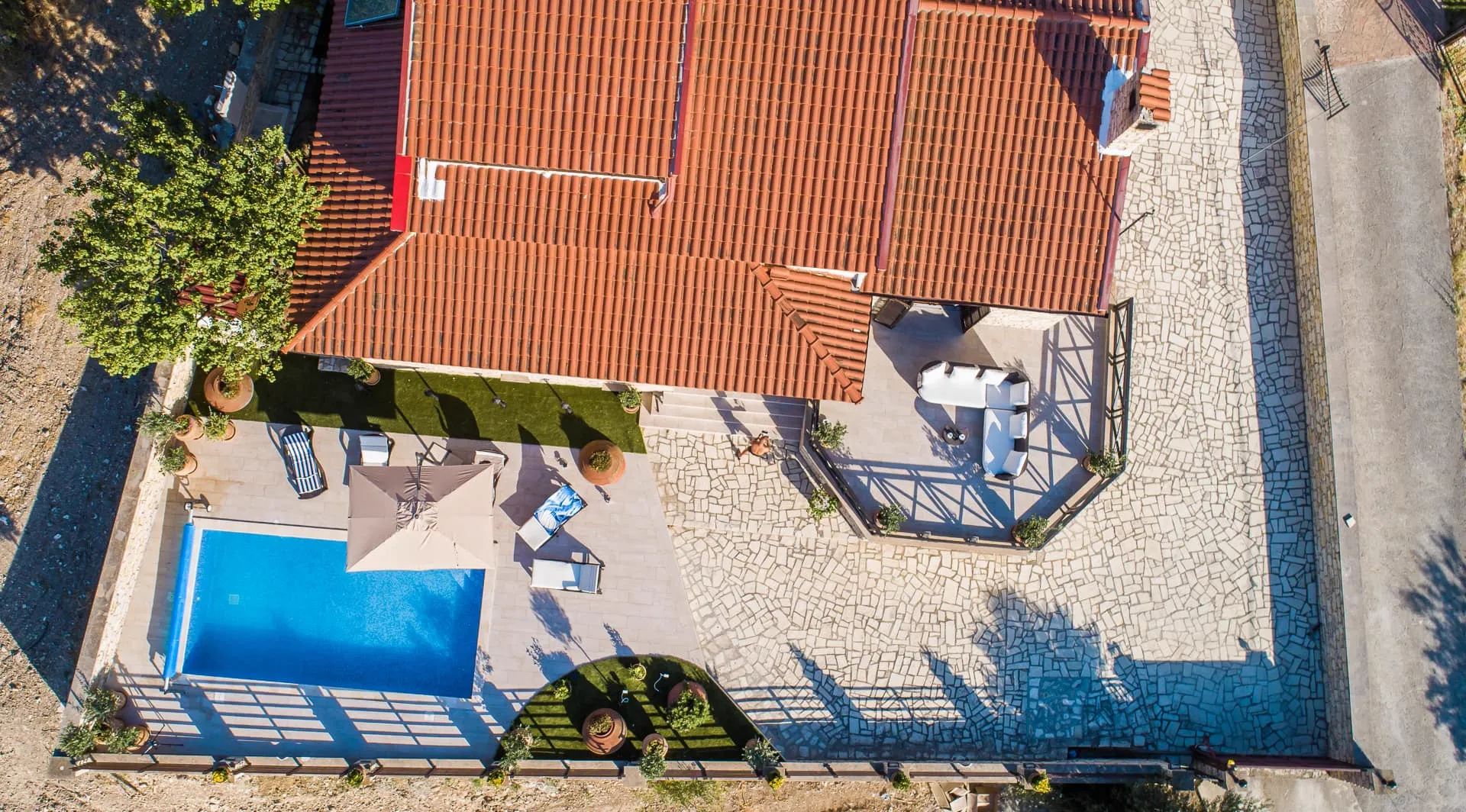 Pool, sun umbrella and terrace from above